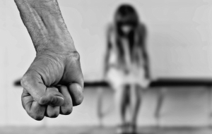 სექსუალური ძალადობის მსხვერპლი ახალგაზრდა გოგო დუმილს არღვევს